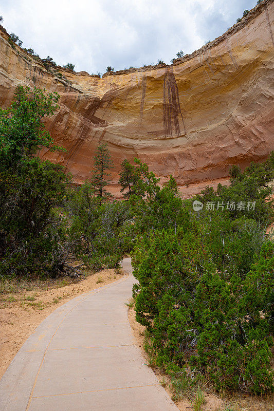 “回声圆形剧场”(Echo Amphitheater)是新墨西哥州阿比奎(Abiquiu)的一个路边景点，以其独特的回声听觉特性而闻名，但据说也带有西部野蛮杀戮的痕迹。